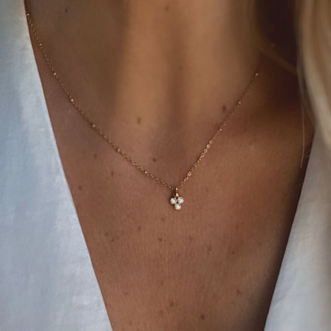 Collier fin chaîne billes zirconiums Lanni