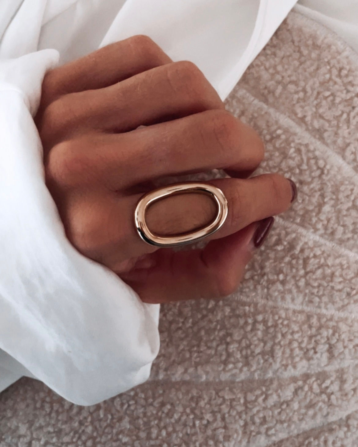 bague Un ovale bold et ultra-lisse posé sur un anneau fin : le volume est moderne, la ligne très douce. Effet “sculptural” ga