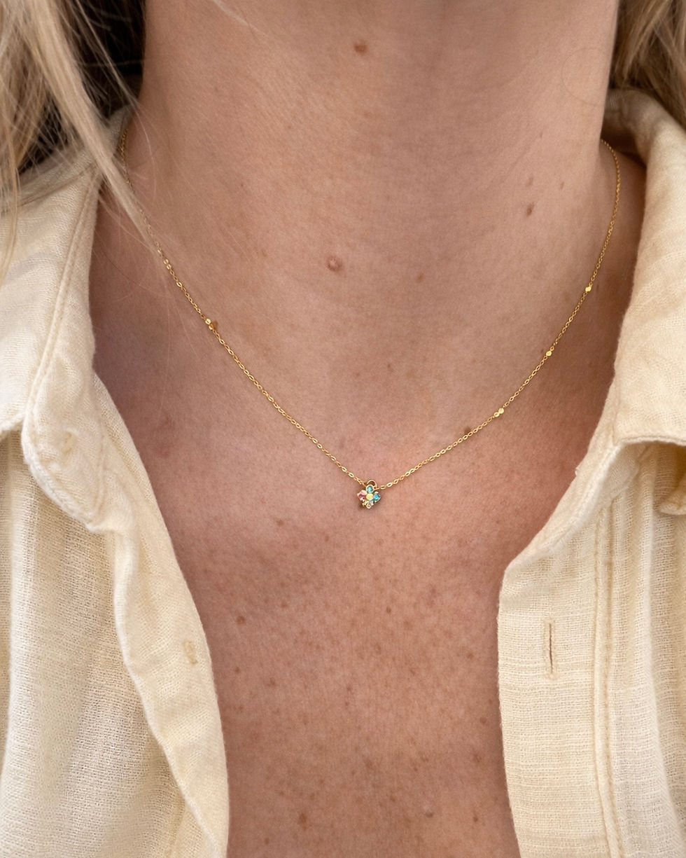 petit pendentif coloré qui apporte immédiatement une touche lumineuse et joyeuse. Délicat, discret et facile à porter, il est