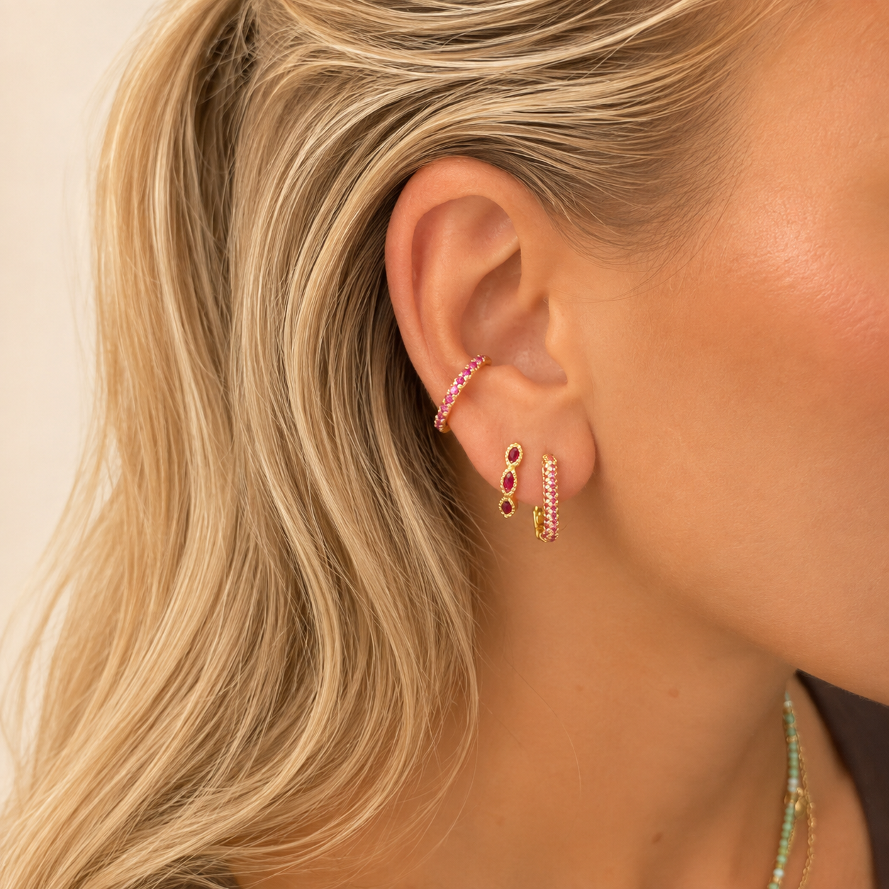 Originale et lumineuse, la boucle Iopée est ornée de zircons roses délicatement allongés