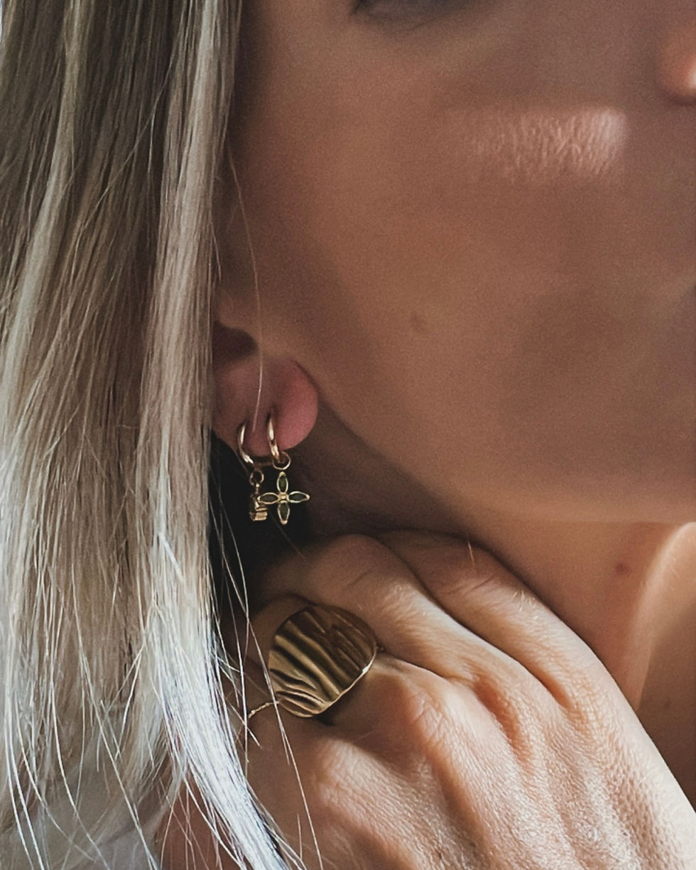 Créoles dorées pendentifs duo – Sofia Originales et délicates, ces petites créoles dorées sont ornées de deux pendentifs : un