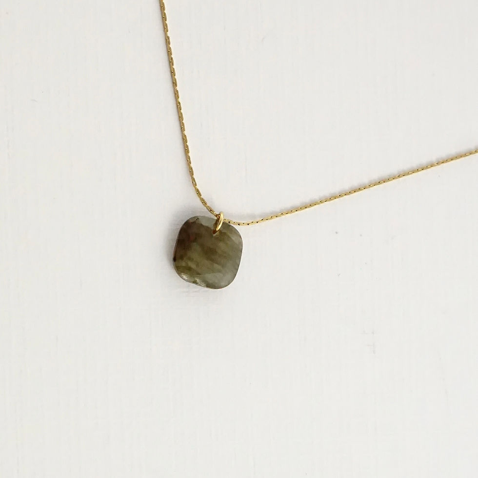 Thumbnail: Collier fin décoré d'une pierre naturelle carrée Couleur au choix: Labradorite verte / Jade africaine / Nacre