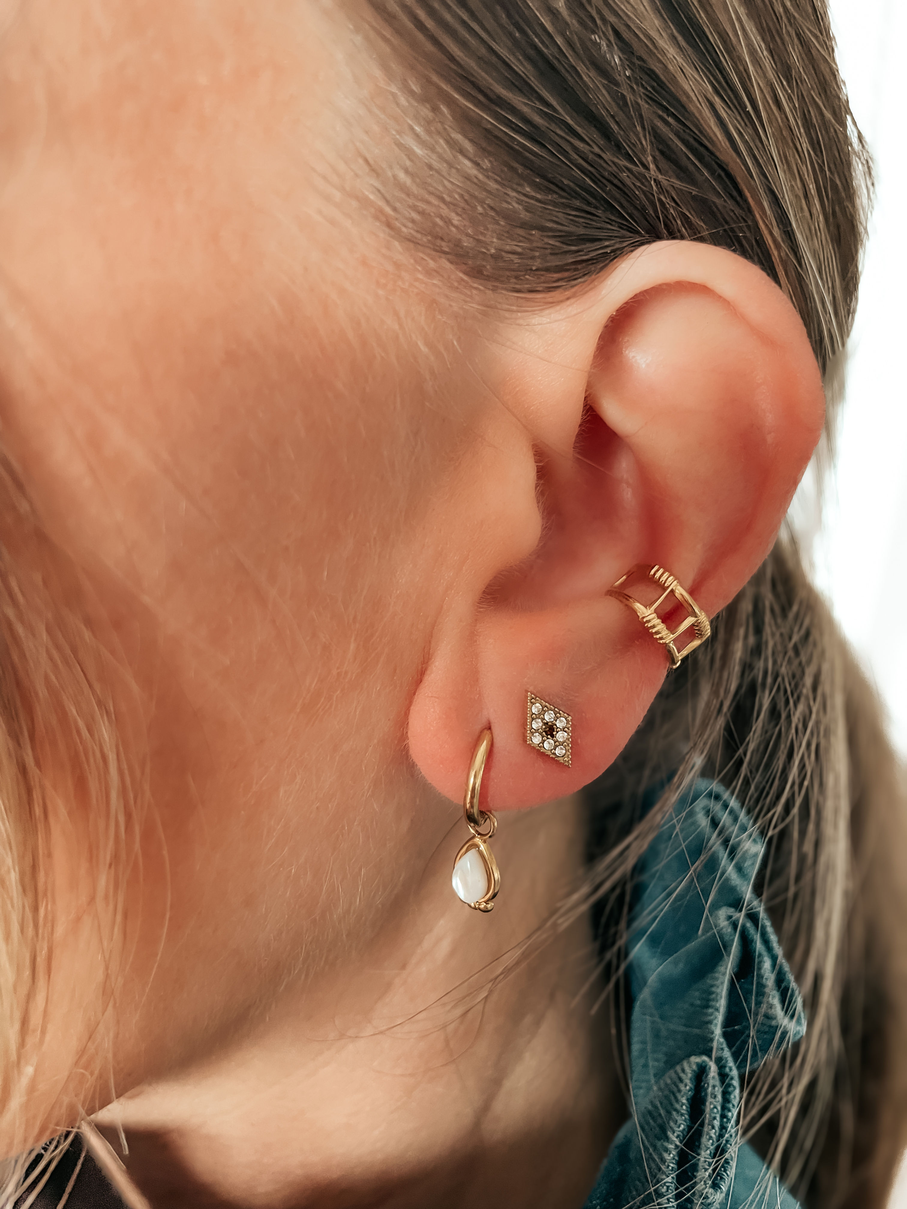 Petits clous losange texturés et pavés de micro-strass. Le détail géométrique qui twiste un look minimaliste.