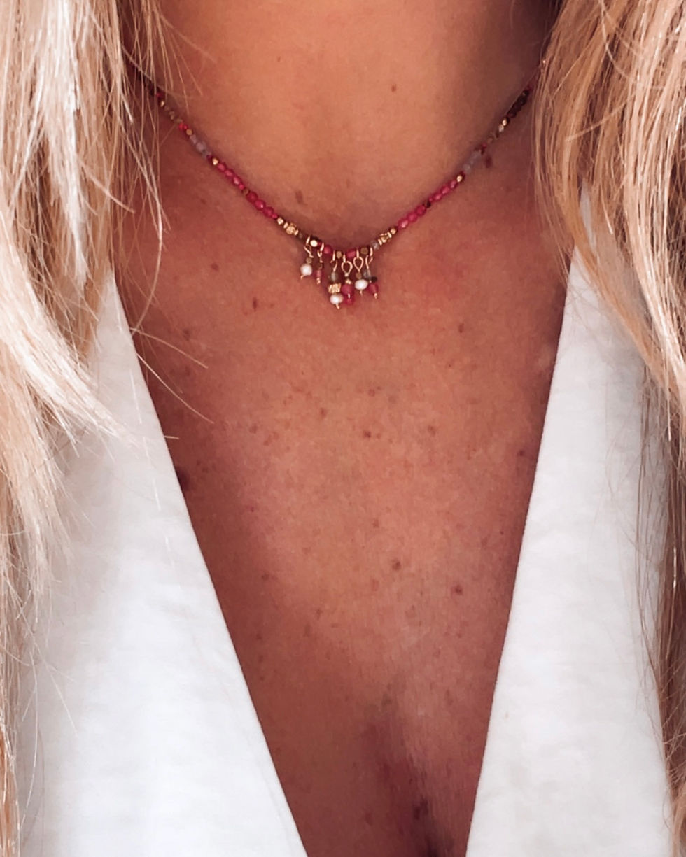 Thumbnail: Ce collier est un hymne à la féminité et à la douceur. Les perles roses et dorées se mêlent à des petites breloques scintilla