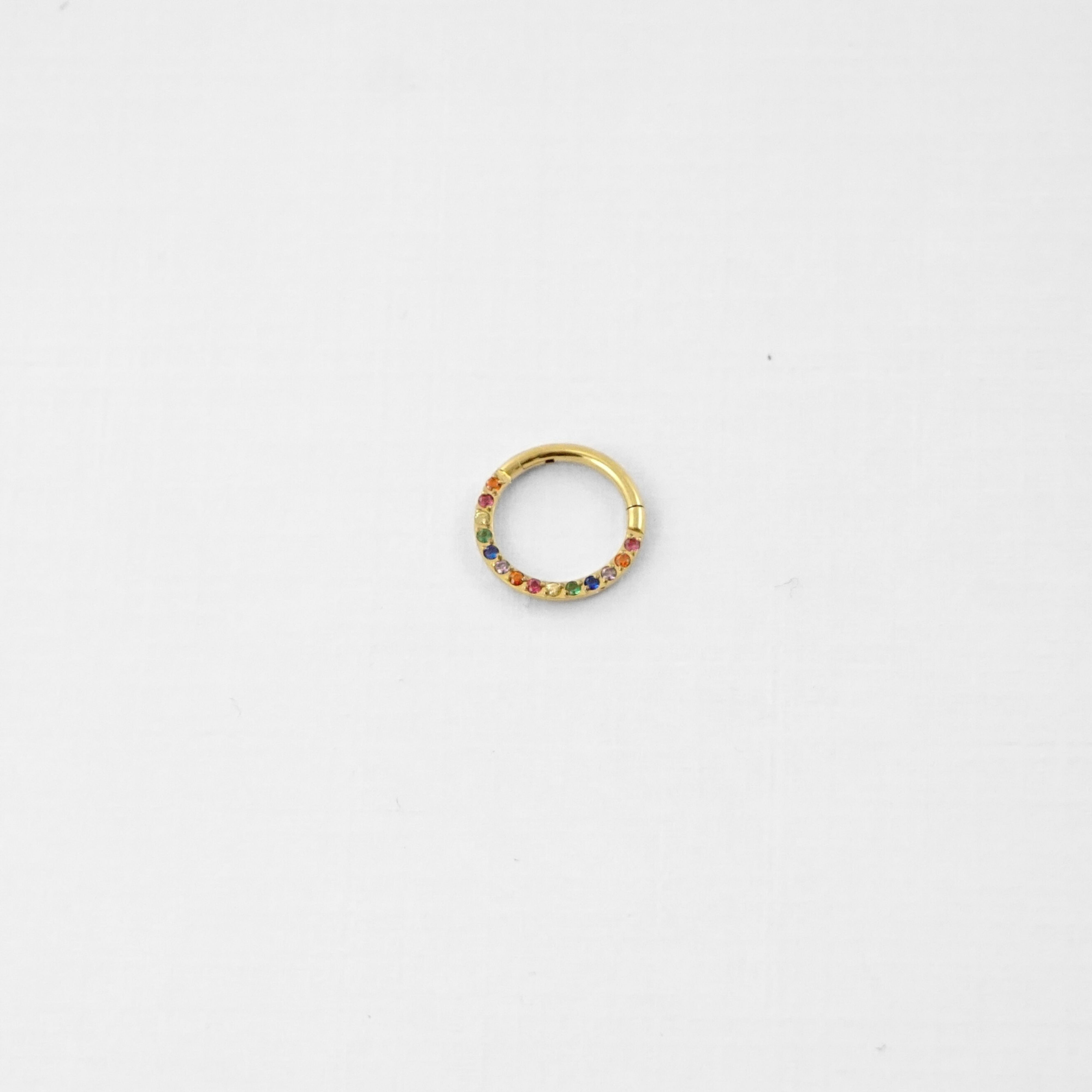 DÉTAILS ⭐ Matière : acier inoxydable + strass multicolores 🎨 Couleurs : doré & pierres arc-en-ciel 📏 Diamètre : env. 10