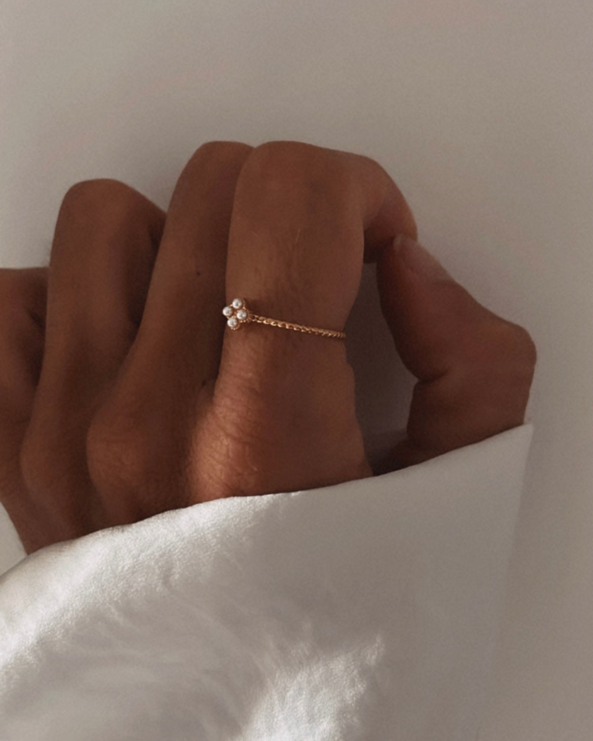 Bague fine perles d'eau douce petite fleur Idéale pour composition et accumulation