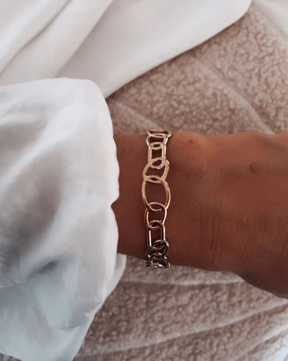 Un jonc ajouré façon chaîne aux maillons ovales, moderne et léger. Il apporte une touche graphique qui se combine facilement