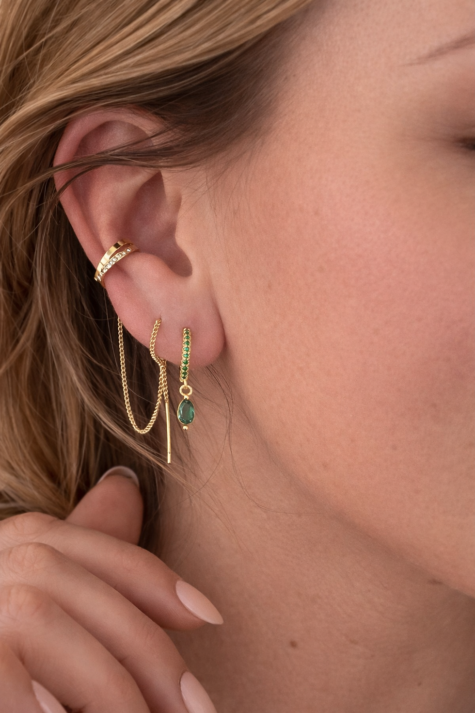 bijou d’oreille au style affirmé, composé d’un ear cuff relié par une fine chaîne à une tige d’oreille