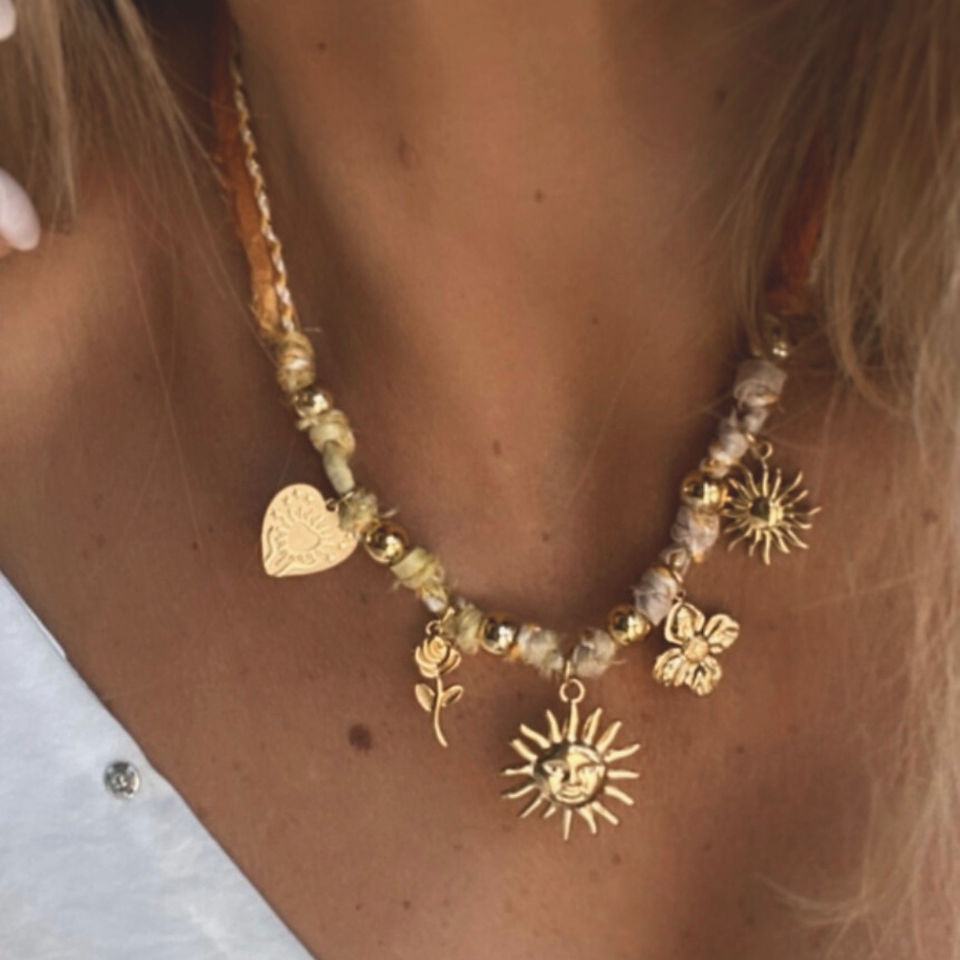 Collier cordon orangé pour l'été avec breloque soleil en acier
