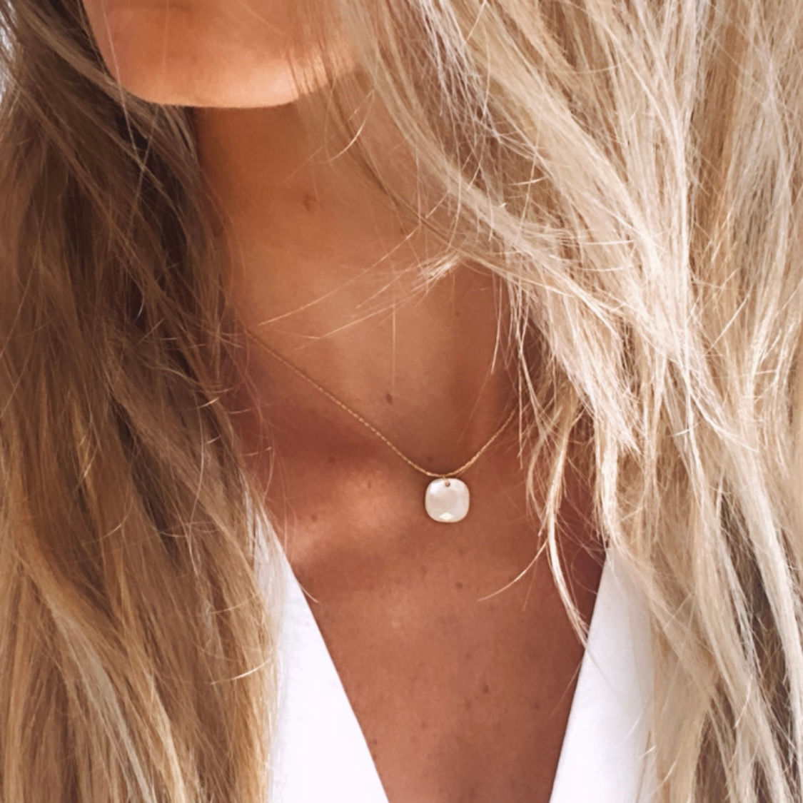 Collier fin décoré d'une pierre naturelle carrée Couleur au choix: Labradorite verte / Jade africaine / Nacre