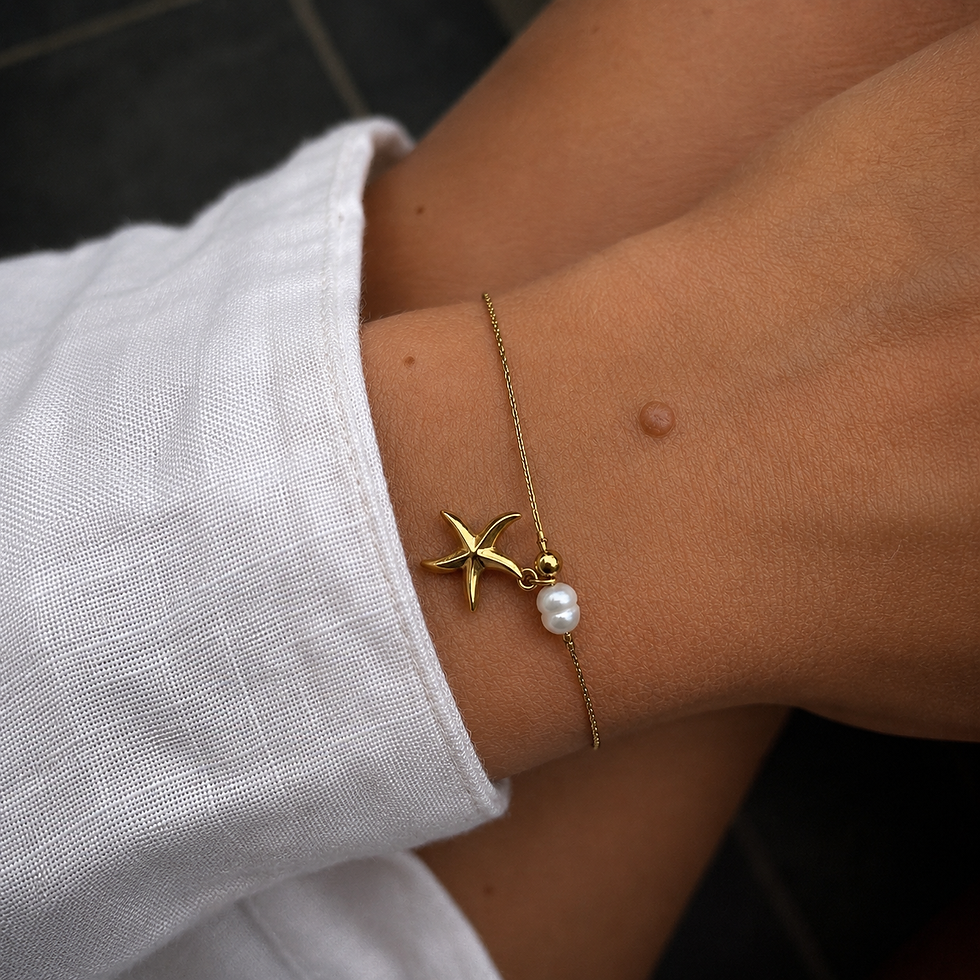 bracelet Délia est orné d’une petite étoile de mer dorée accompagnée d’une perle blanche.
