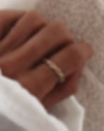 Minimaliste et tendance 💛 Cette bague dorée au design torsadé se distingue par sa simplicité élégante. Elle peut se porter s