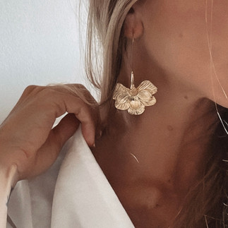 Boucle d'oreille pendante avec fleur finement détaillée