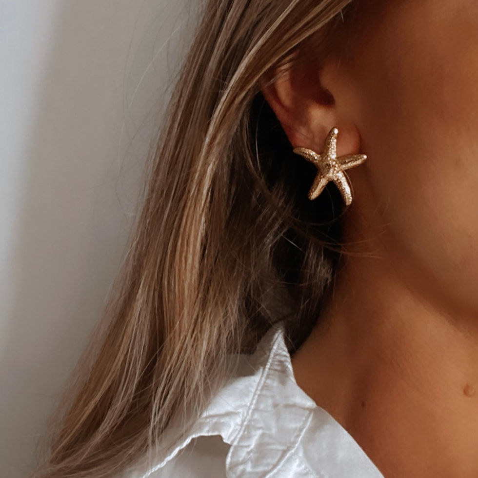 Thumbnail: Les boucles d’oreilles Klara apportent une touche solaire Avec leur forme d’étoile de mer