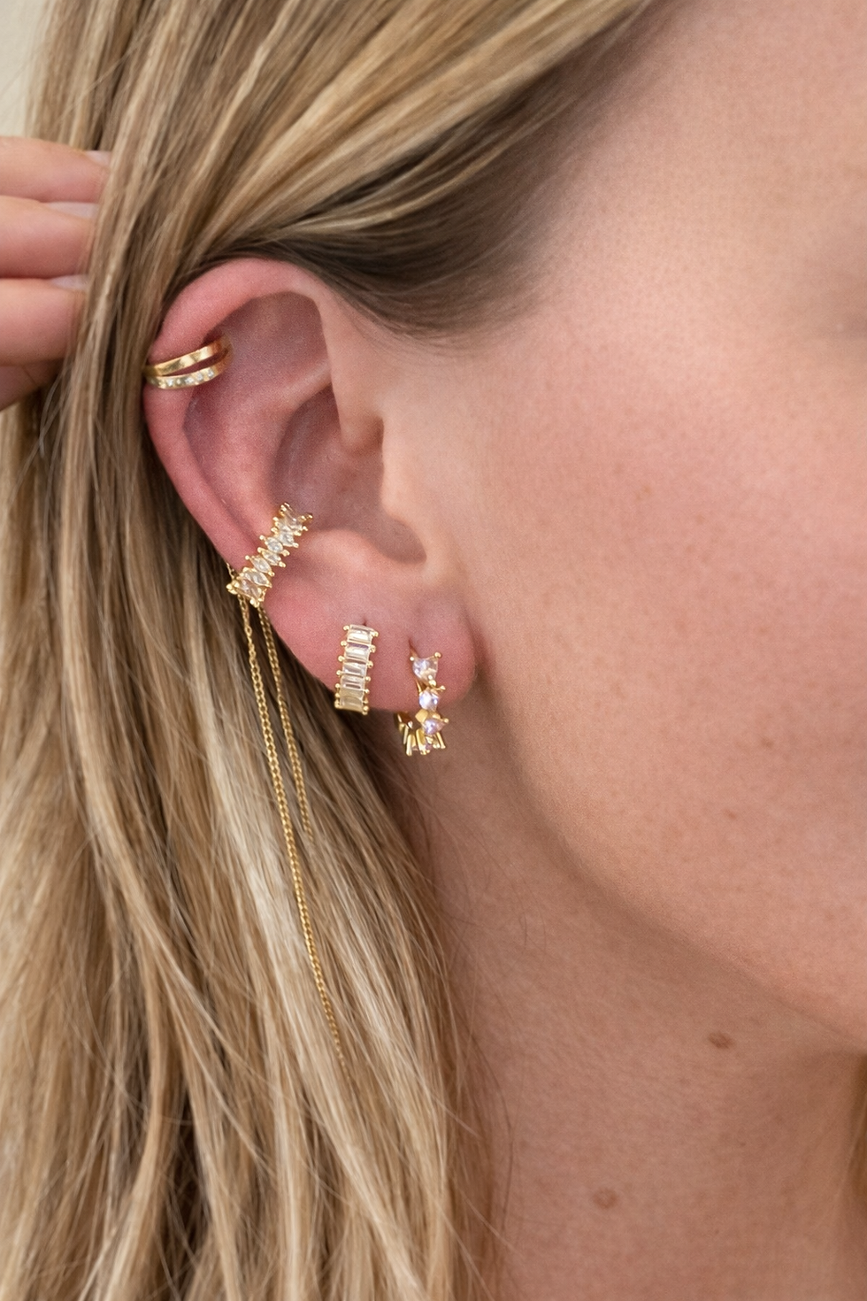 mini créole dorée habillée de fines pierres rectangulaires claires