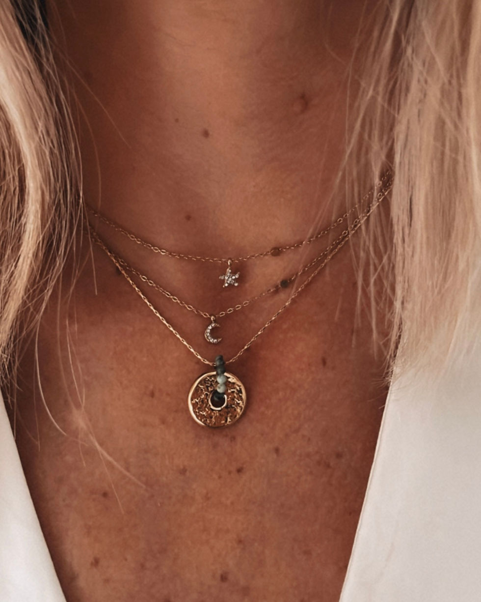 Thumbnail: Collier lune dorée strass – Hugo  Poétique et délicat 🌙 Ce collier doré arbore un pendentif lune serti de petits strass scin