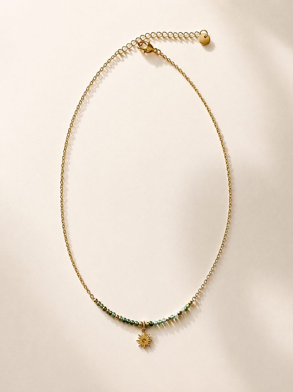 Thumbnail: Un collier solaire, composé d’une chaîne dorée, d’un rang de petites perles et d’un mini pendentif soleil. Disponible en vari