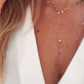 Long collier forme cravate doré avec petites étoiles