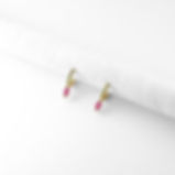 Ces petites créoles dorées sont ornées d’un pavage vert et d’une pampille rose façon pierre fine. Hyper lumineuses, elles app