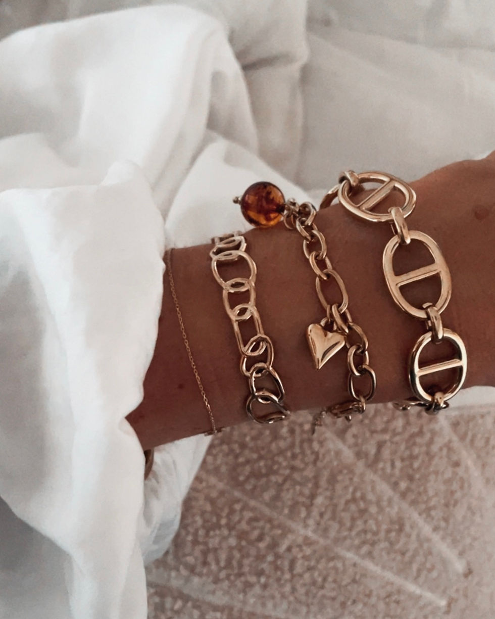 Miniature : Un jonc ajouré façon chaîne aux maillons ovales, moderne et léger. Il apporte une touche graphique qui se combine facilement