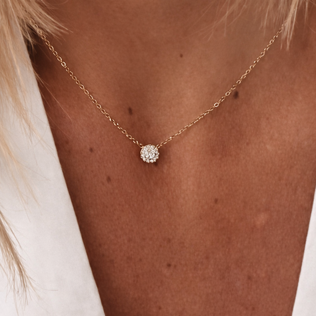 Collier fin élégant, la chaîne est décorée d'un médaillon rond serti de zirconiums.