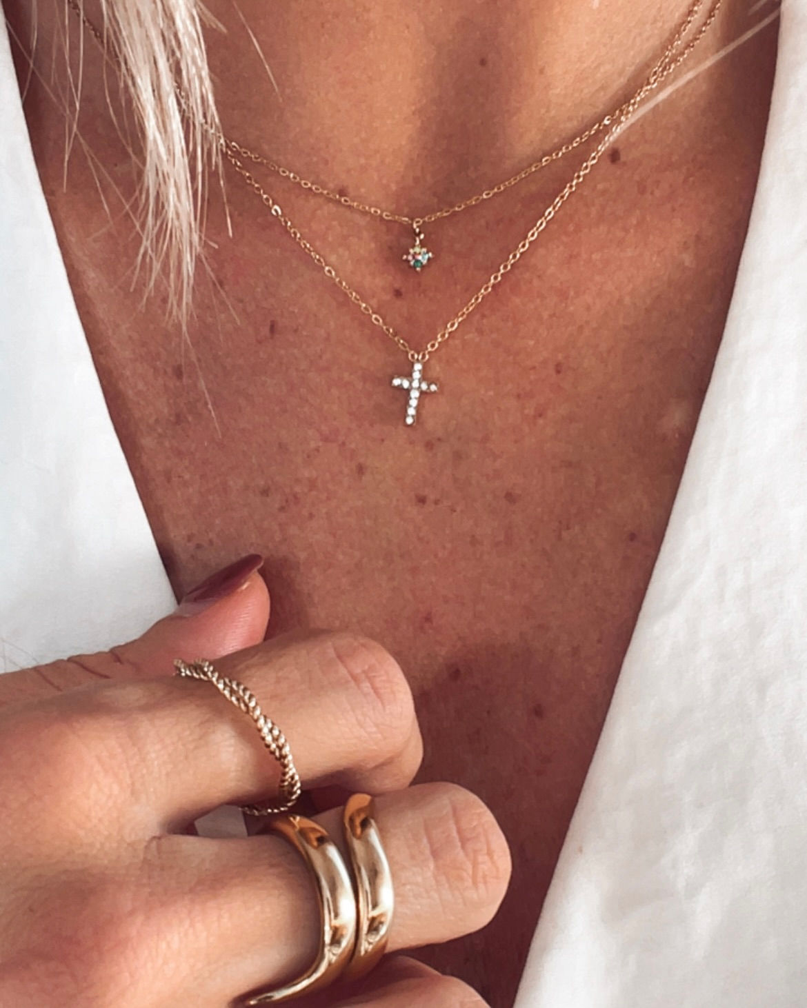 Fin et raffiné, ce collier doré se distingue par son petit pendentif en forme d’étoile serti de pierres colorées. Il apporte