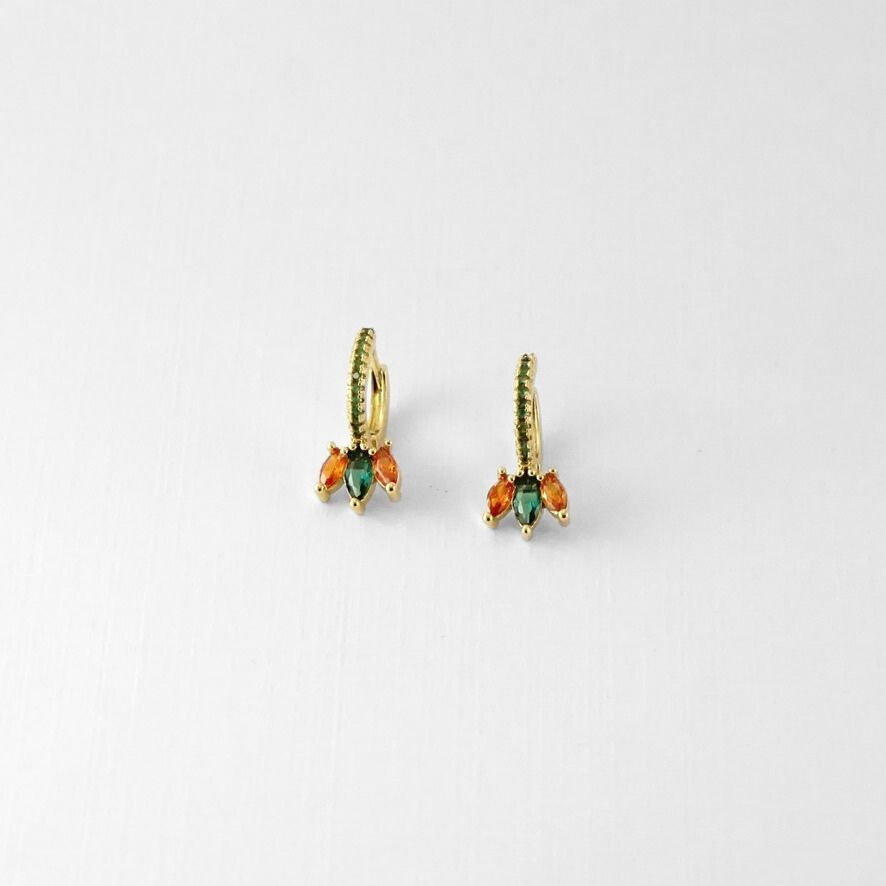 Avec leurs petites pierres vertes et orange, ces créoles dorées ont un esprit solaire très chic. Elles se portent aussi bien