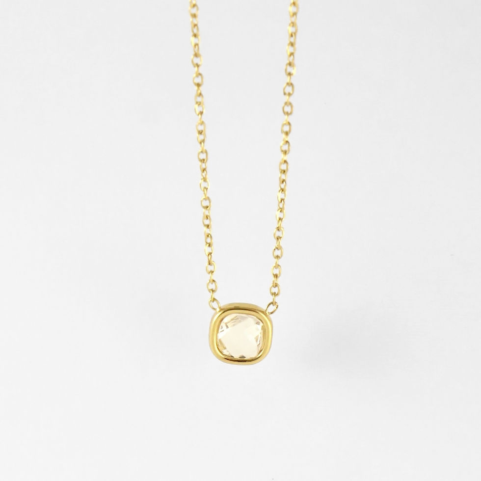 Thumbnail: collier fin et précieux, sublimé par une pierre carrée claire dans un sertissage doré tout en douceur.