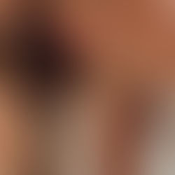 femme portant une boucle d'oreille dorée tube epaisse