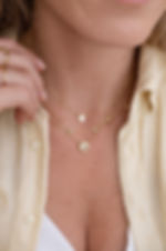 collier fin et précieux, sublimé par une pierre carrée claire dans un sertissage doré tout en douceur.
