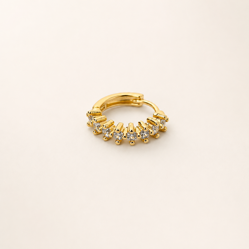 Thumbnail: une petite créole dorée ornée de strass roses ou blancs pour une touche colorée et lumineuse.