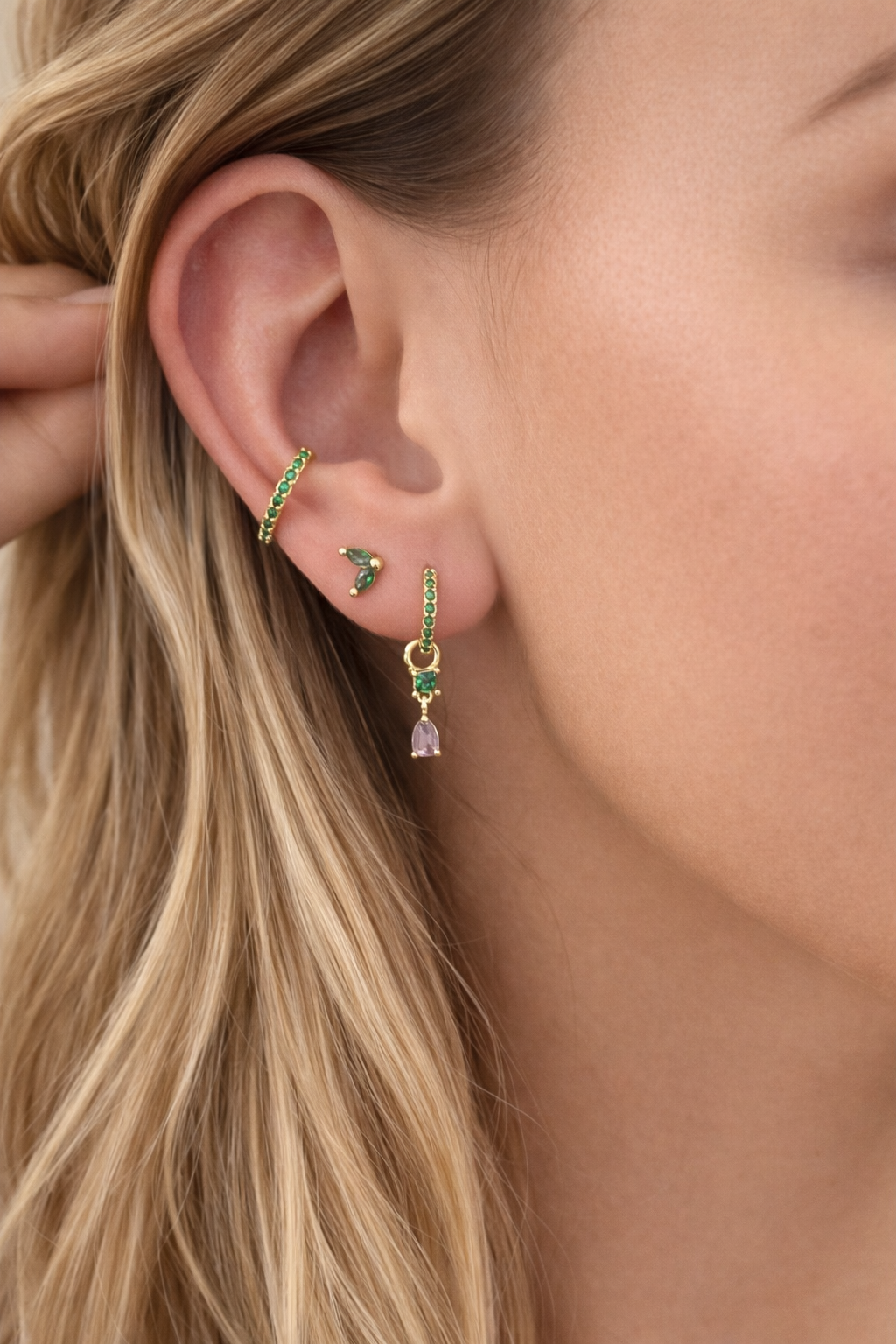 ear cuff délicat serti de petites pierres vertes, idéal pour apporter une touche chic et fraîche à l’oreille