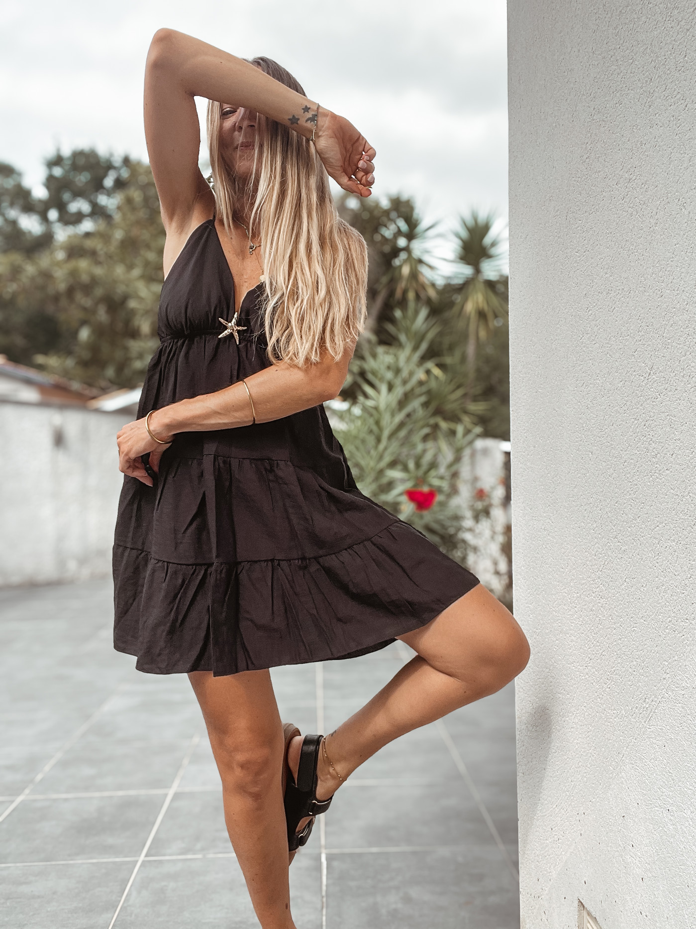 Robe dos nu Noire Alméa coupe courte ultra féminine