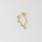 fine chaîne dorée ornée de petites étoiles qui apportent un esprit céleste et délicat. Son design aérien donne immédiatement