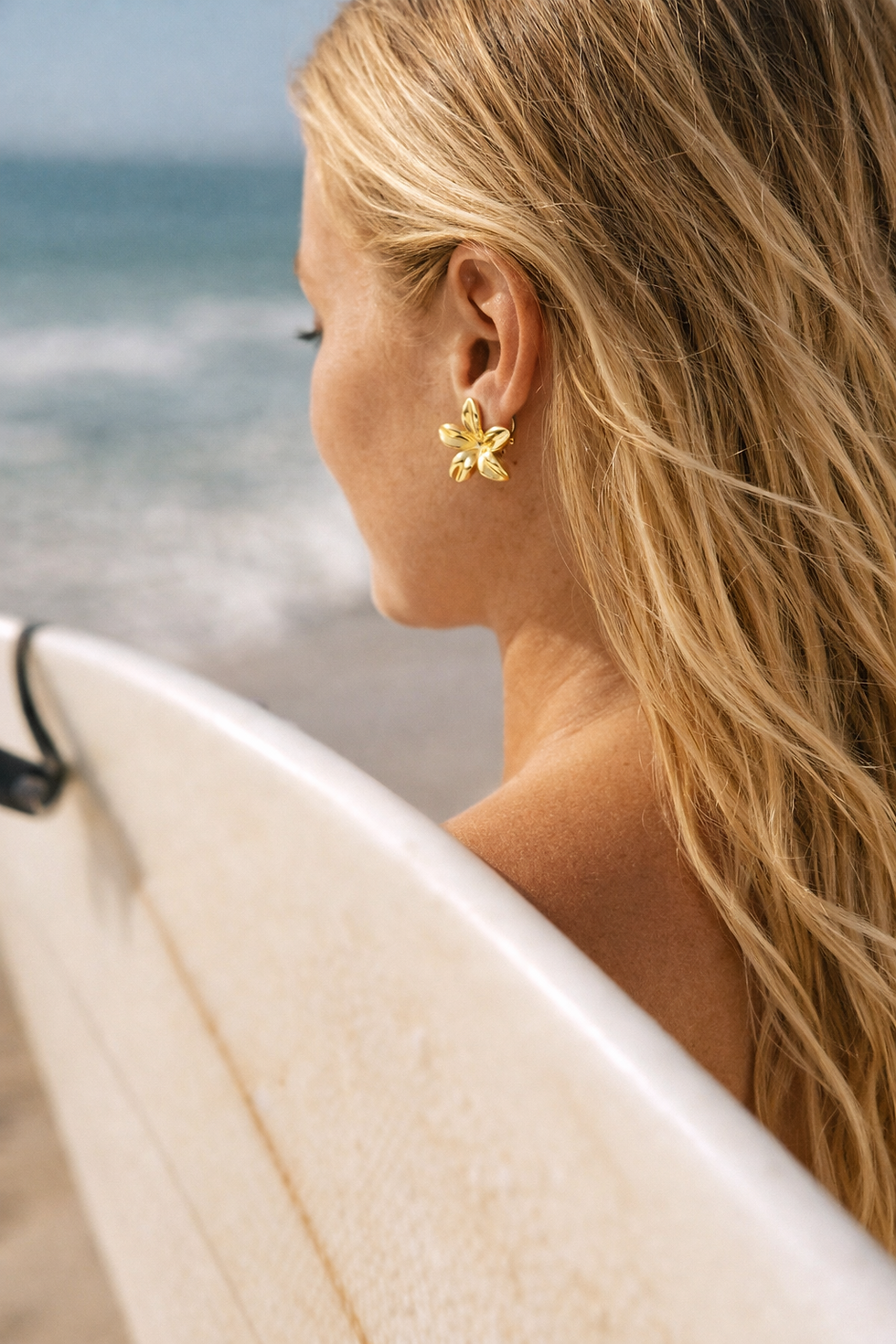 Miniature : Les boucles d’oreilles Mila séduisent par leur forme fleur pleine et leur finition brillante. Discrètes mais lumineuses, elle