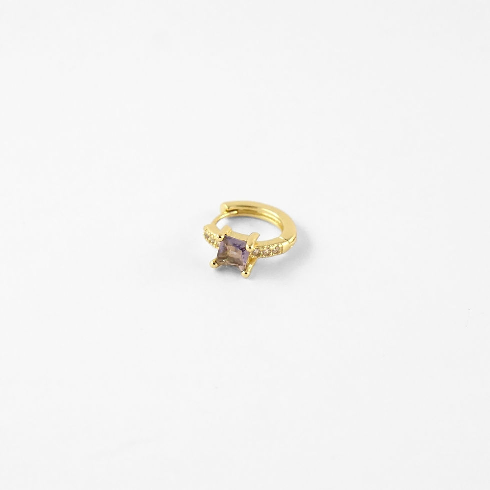 Mini créole fine et élégante, sublimée par une pierre carrée lilas