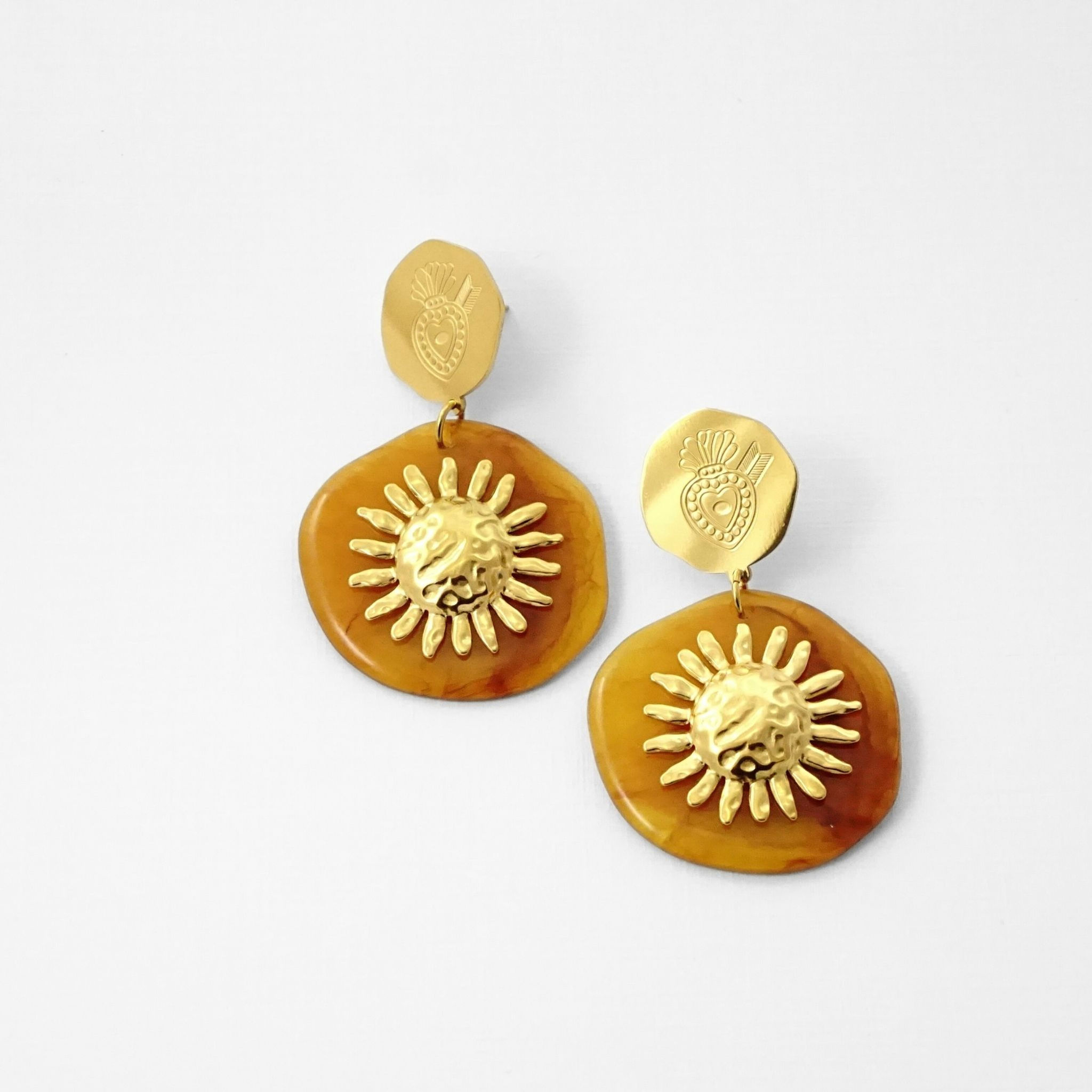 boucles d'oreilles pastille dorée avec gravure, cercle acrylique orange ou rouge avec magnifique soleil martelé.