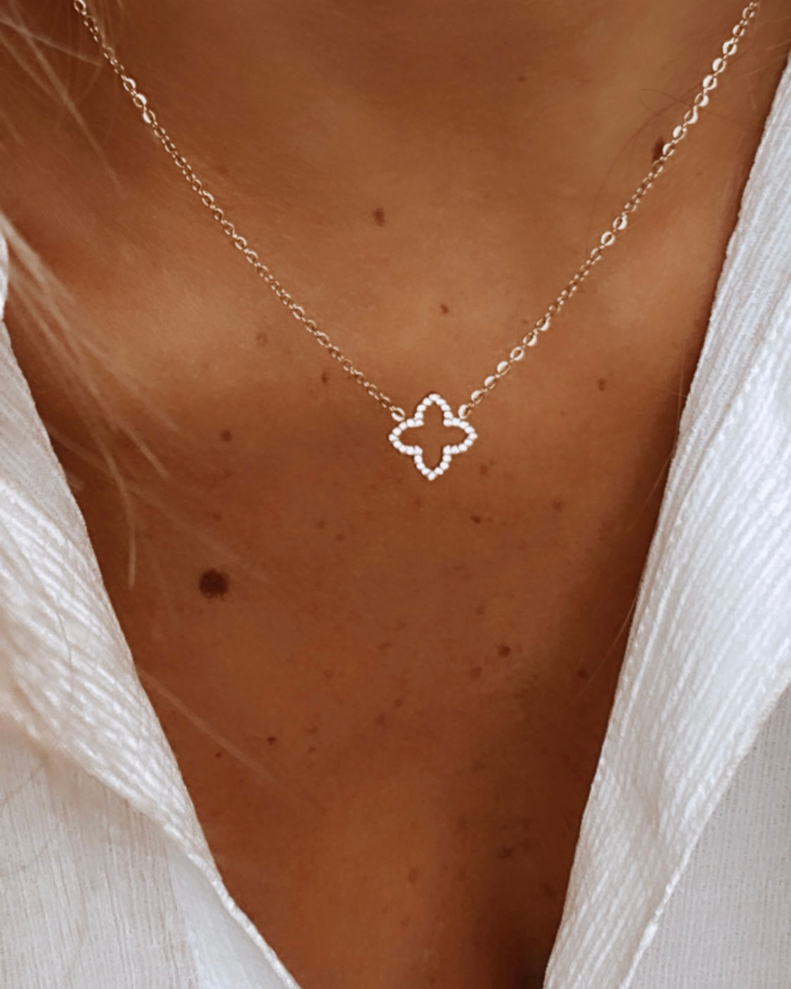 Collier fin décoré d'un trefle habillé de strass, zirconiums