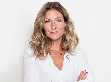 Femme d'âge moyen en blouse blanche