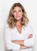 Femme d'âge moyen en blouse blanche