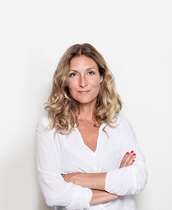 Femme d'âge moyen en blouse blanche satisfaite contente histoire vrai Lisa patiente de Hypnose and Beyond Cindy Stucky