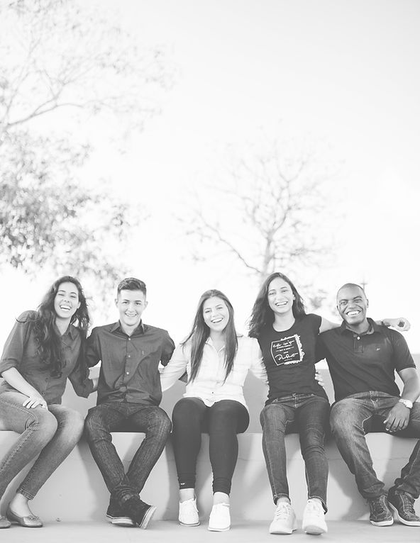 Amigos em campus universitário_edited.jpg