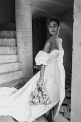 Carlotta descendant les marches du chateau