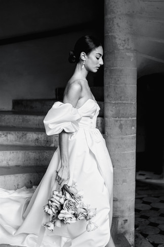 Carlotta descendant les marches du chateau