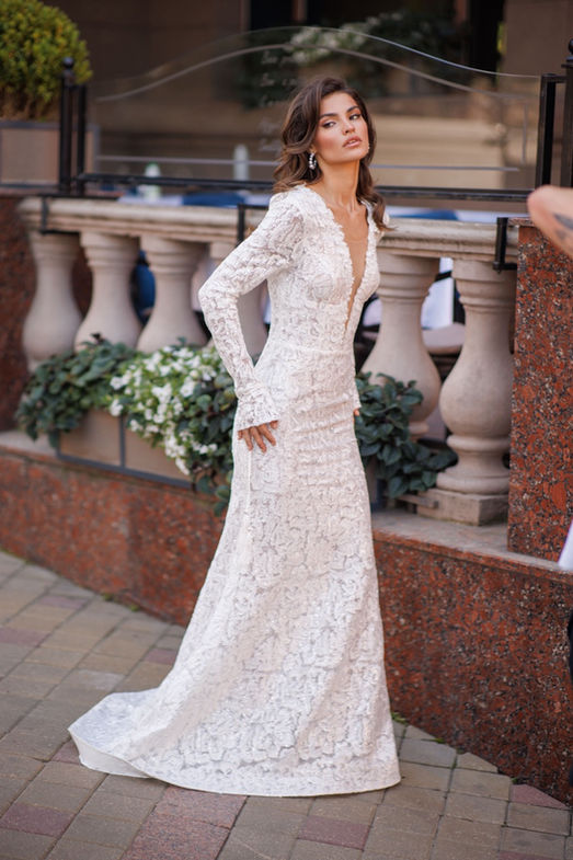 Figūrą pabrėžianti gipiūrinė „Žuvytės“ tipo suknelė – vestuvės Vilniuje