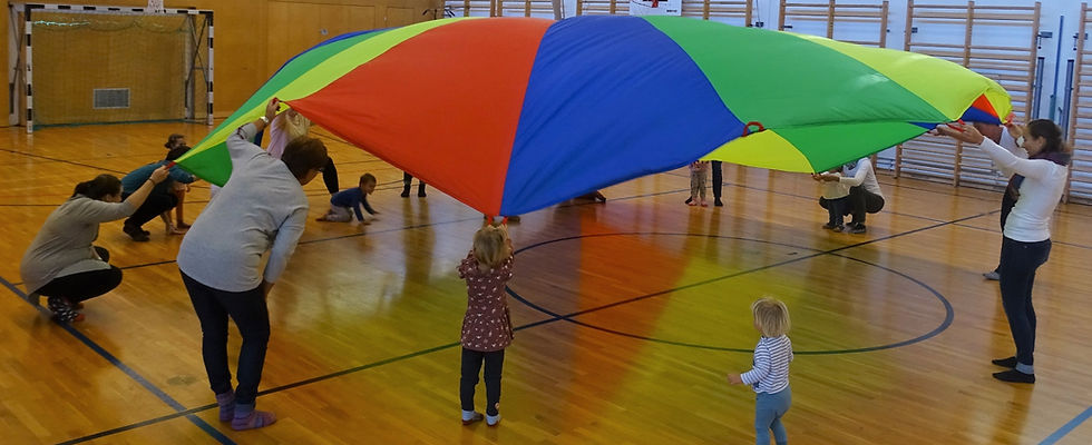 Spiel & Spaß im Turnsaal mit dem Schwungtuch