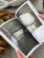 Das Buch House aufgeschlagen mit dekorativen Bildern
