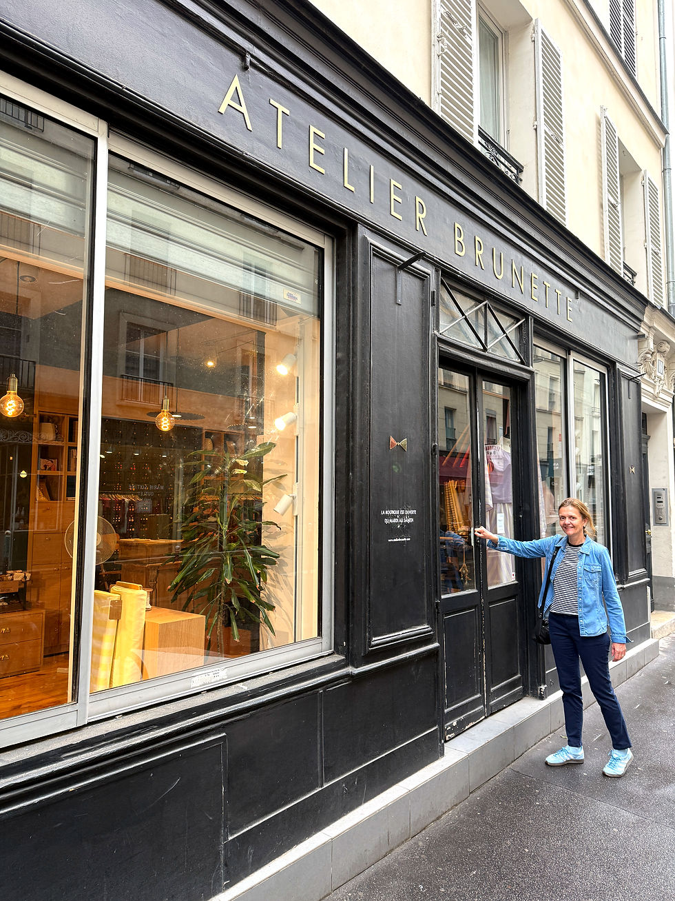 Claudia betritt das Geschäft von Atelier Brunette in Paris
