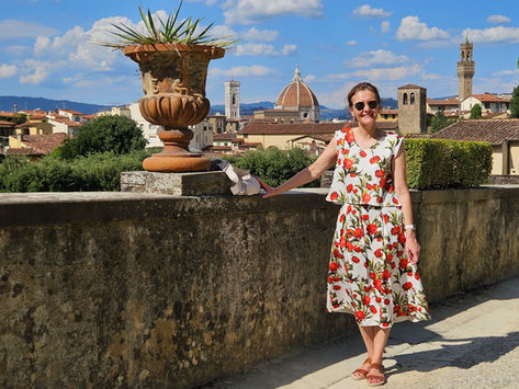 Frau im Blumenkleid mit Aussicht auf Florenz