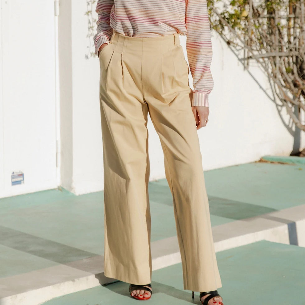 Miniaturbild: beige Hose getragen mit Stilettos